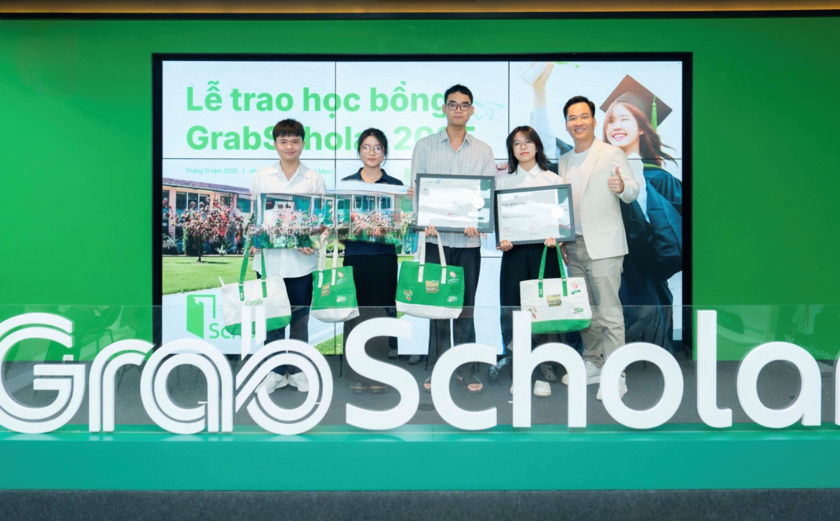 Chương trình GrabScholar với sự phối hợp cùng VietHope đã trao tặng 300 suất hỗ trợ học tập và 6 suất học bổng toàn phần cho học sinh, sinh viên Việt Nam. Ảnh: Grab.